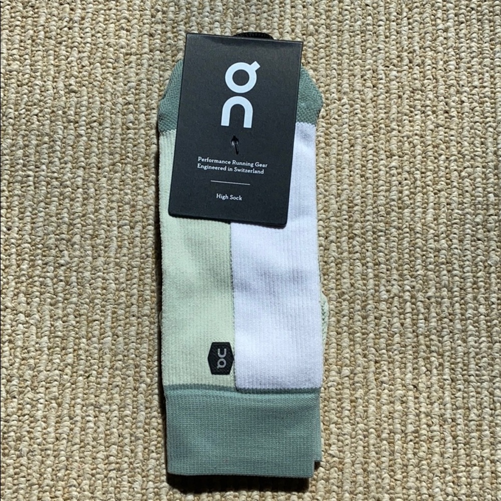 On brand running socks sz small